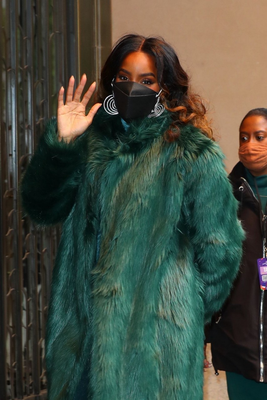 Kelly Rowland Leaves Macy S Thanksgiving Day Parade New York