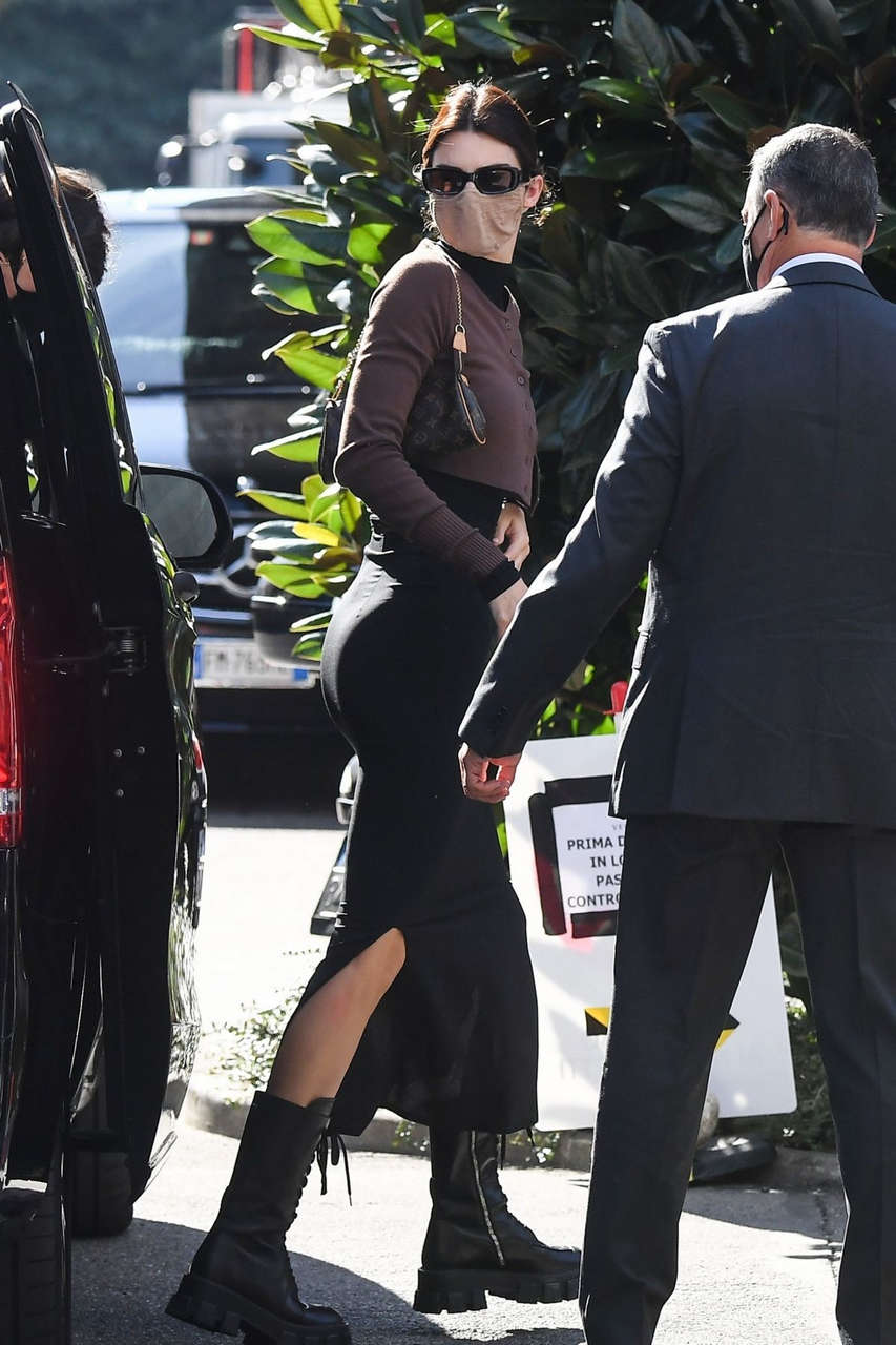 Kendall Jenner Arrives Versace Photoshoot Milan