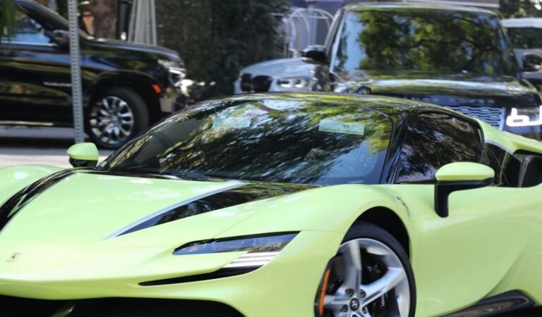 Kendall Jenner Drives Her Ferrari Out Bel Air (7 photos)