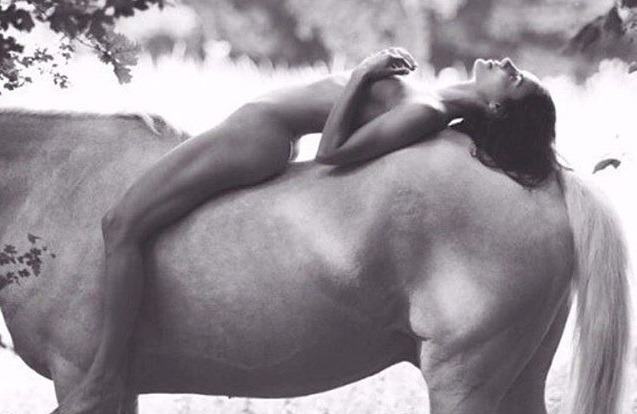 Kendall Jenner Naked On A Horse (2 photos)