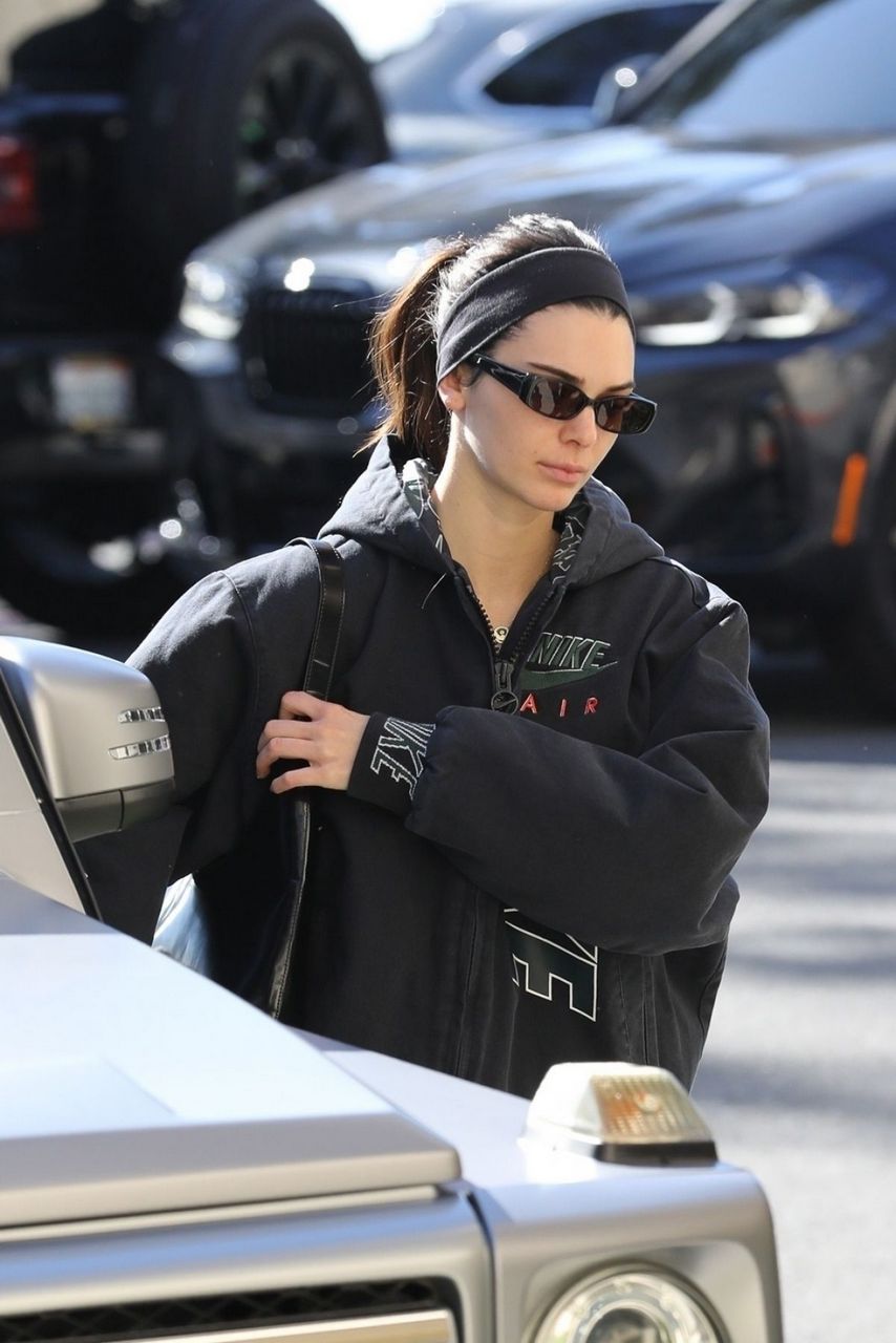 Kendall Jenner Out For Juice From Earth Bar Los Angeles