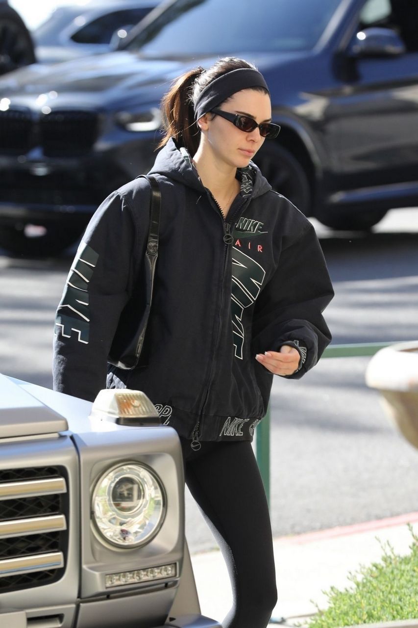 Kendall Jenner Out For Juice From Earth Bar Los Angeles