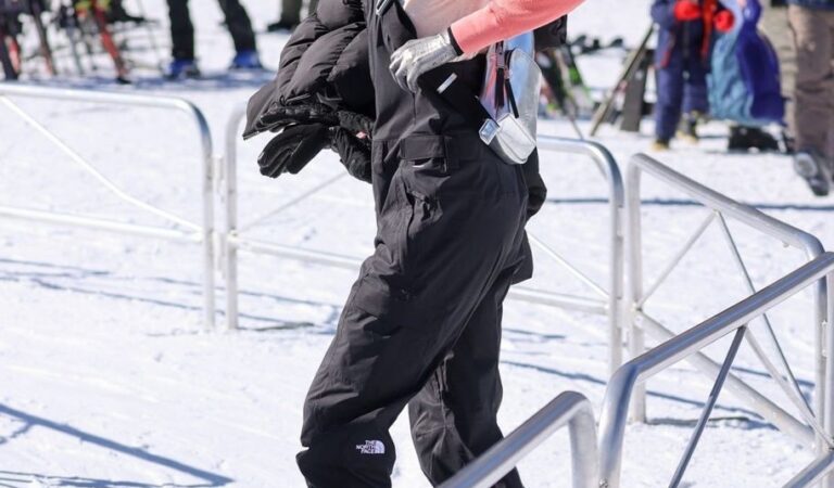 Kendall Jenner Out Snowboarding With Friends Aspen (16 photos)