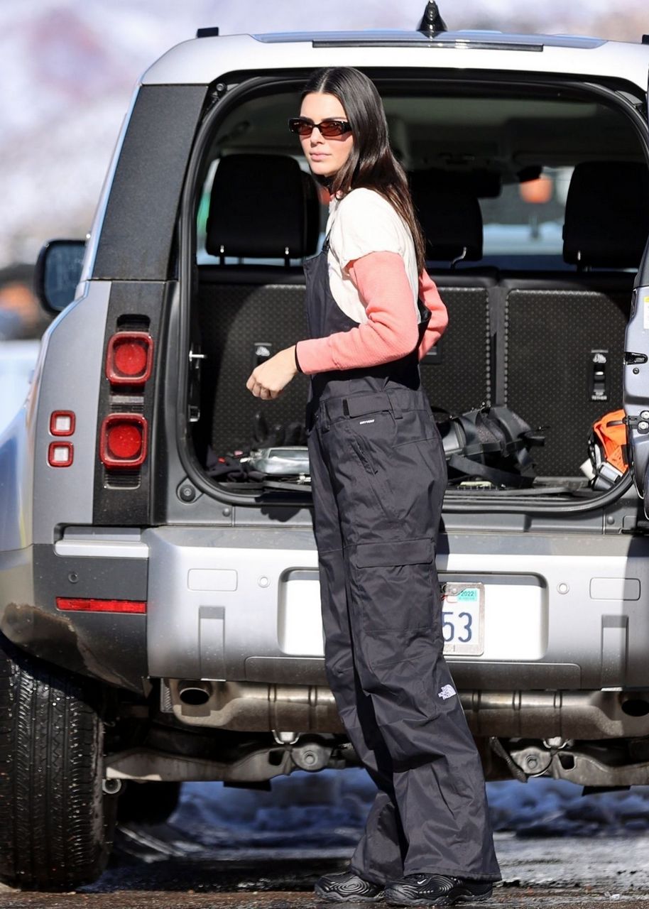 Kendall Jenner Out Snowboarding With Friends Aspen