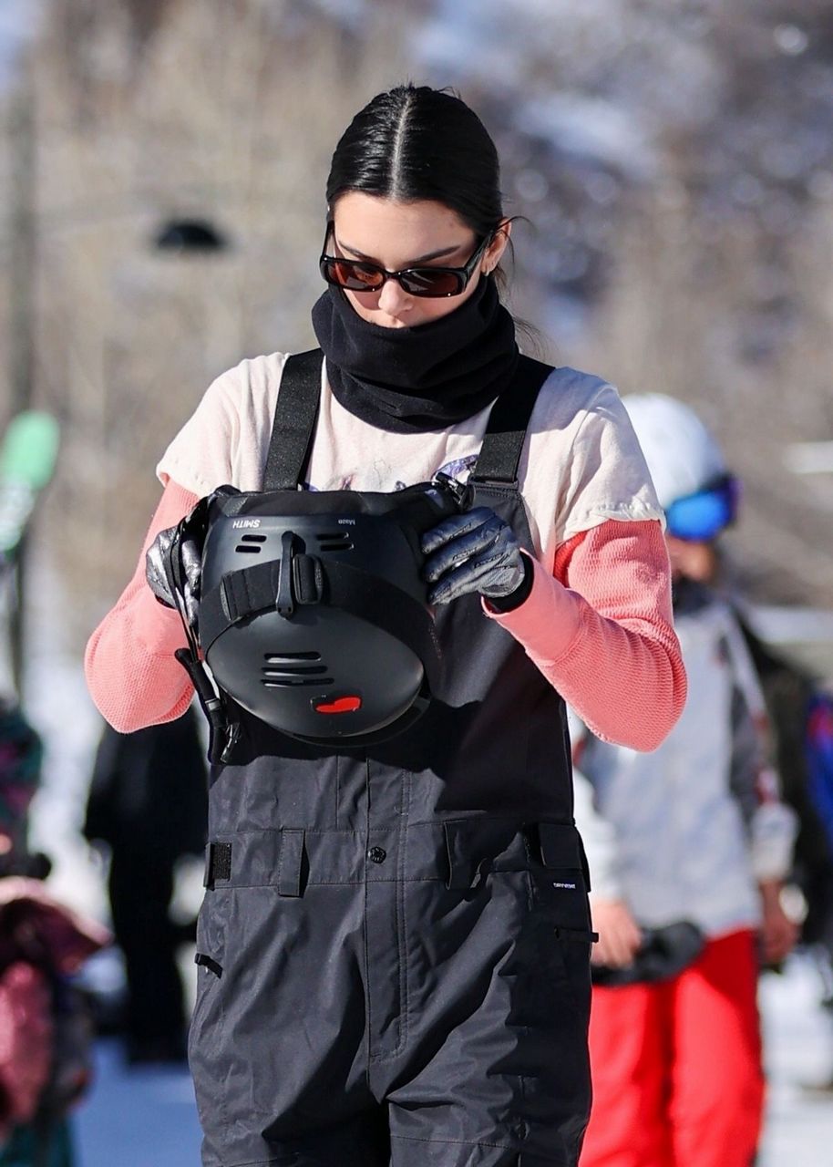 Kendall Jenner Out Snowboarding With Friends Aspen