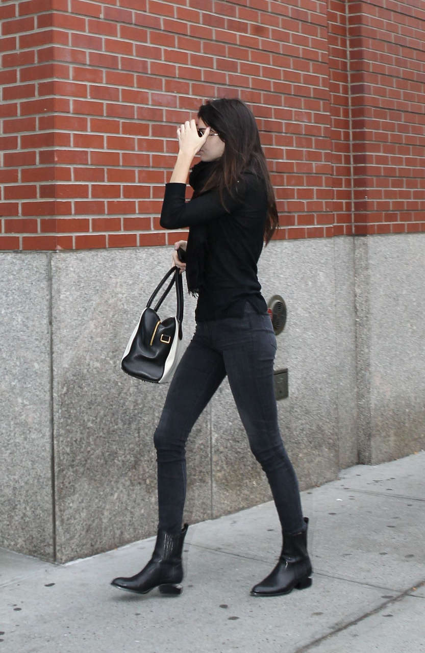 Kendall Jenner Tight Jeans Arrives Her Apartment New York