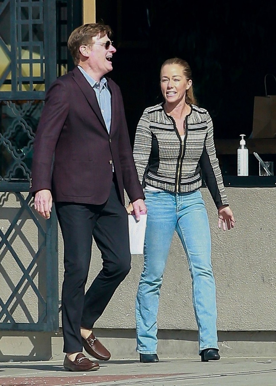 Kendra Wilkinson Out For Lunch With Friend Granville Restaurant Studio City
