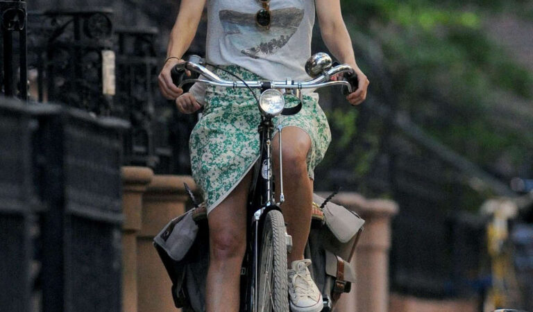 Keri Russel Riding Bike Brooklyn (5 photos)