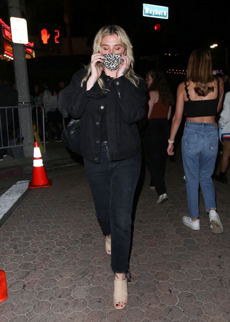 Kesha Arrives Licorice Pizza Screening Fox Theatre Westwood