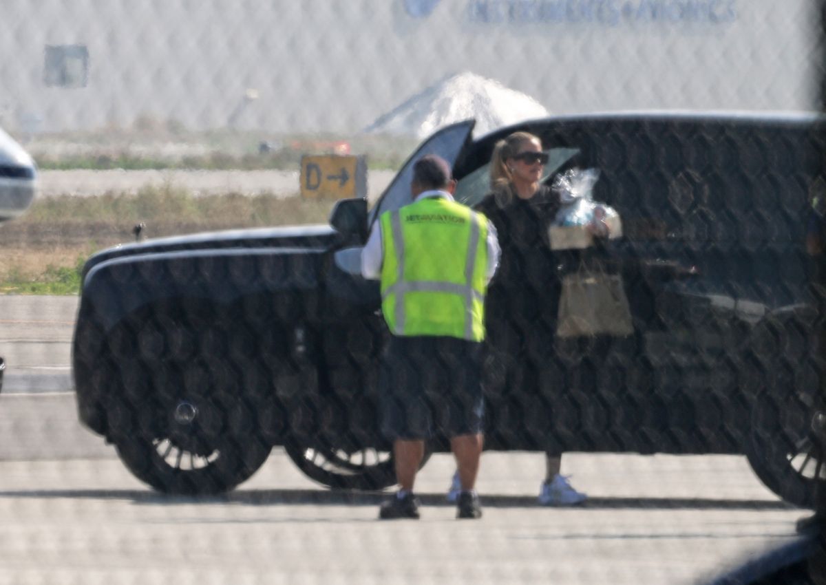 Khloe Kardashian Arrives Van Nuys Airport