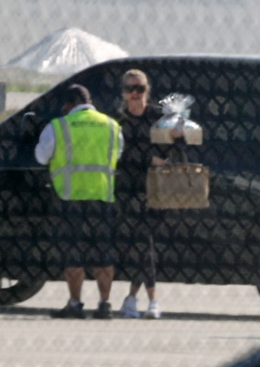 Khloe Kardashian Arrives Van Nuys Airport
