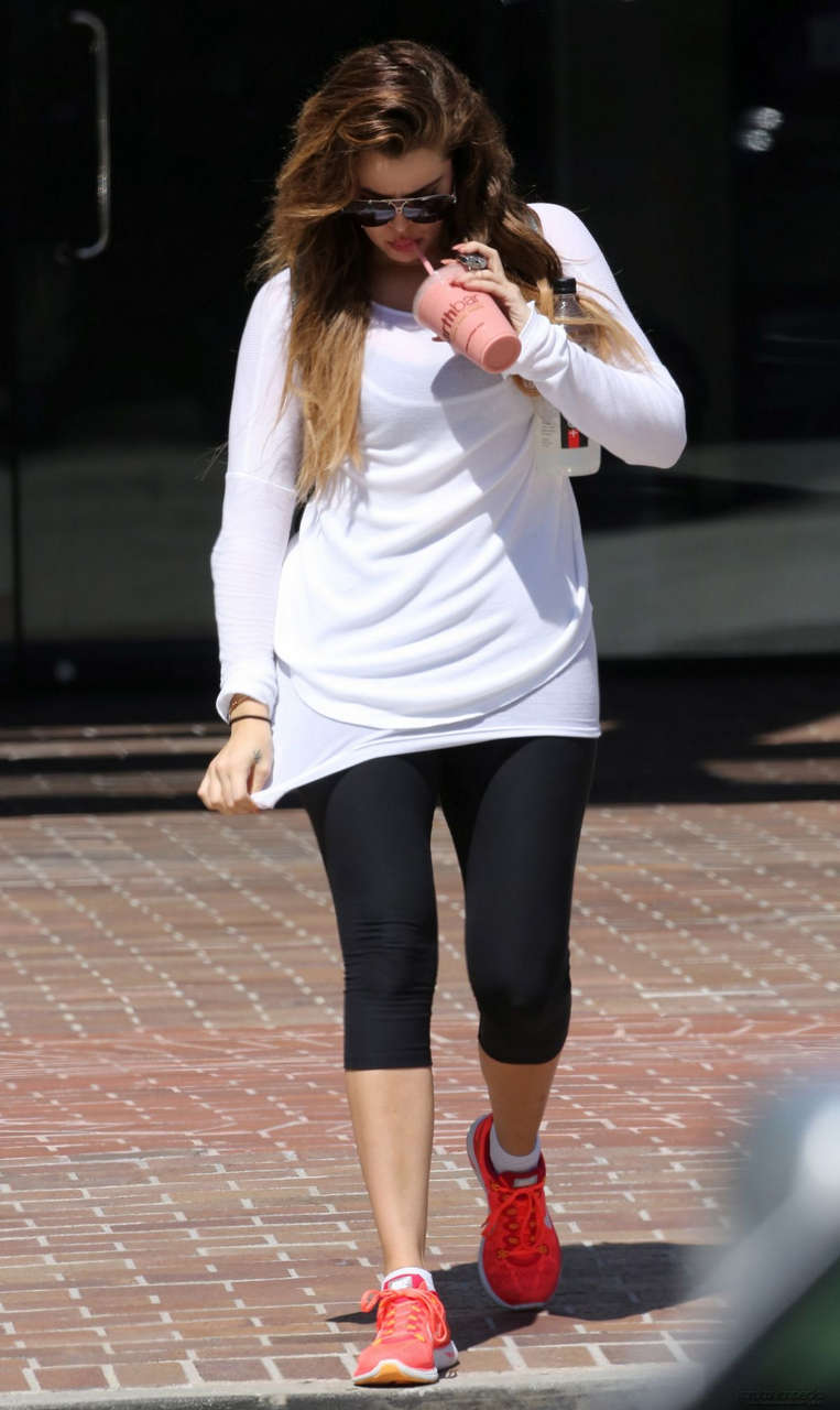 Khloe Kardashian Leaves Earthbar Los Angeles