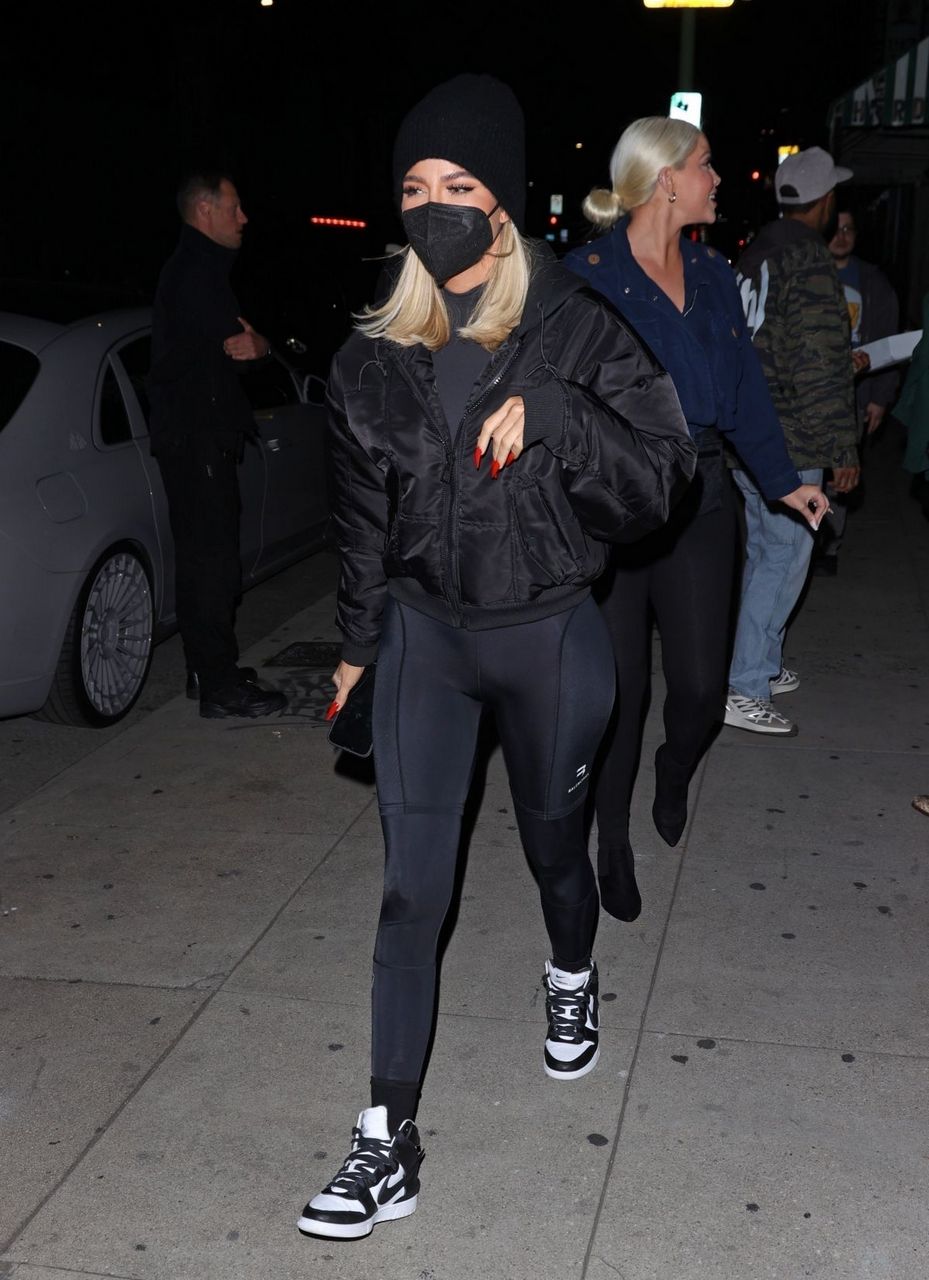 Kim And Khloe Kardashian Out For Dinner Los Angeles