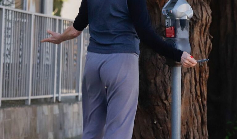 Kim Basinger Out Walking Los Angeles (7 photos)
