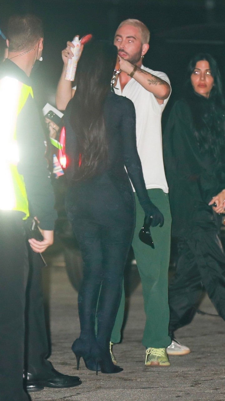 Kim Kardashian Arrives 47th People S Choice Awards Barker Hangar Santa Monica