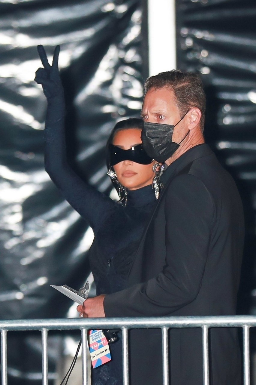 Kim Kardashian Arrives 47th People S Choice Awards Barker Hangar Santa Monica