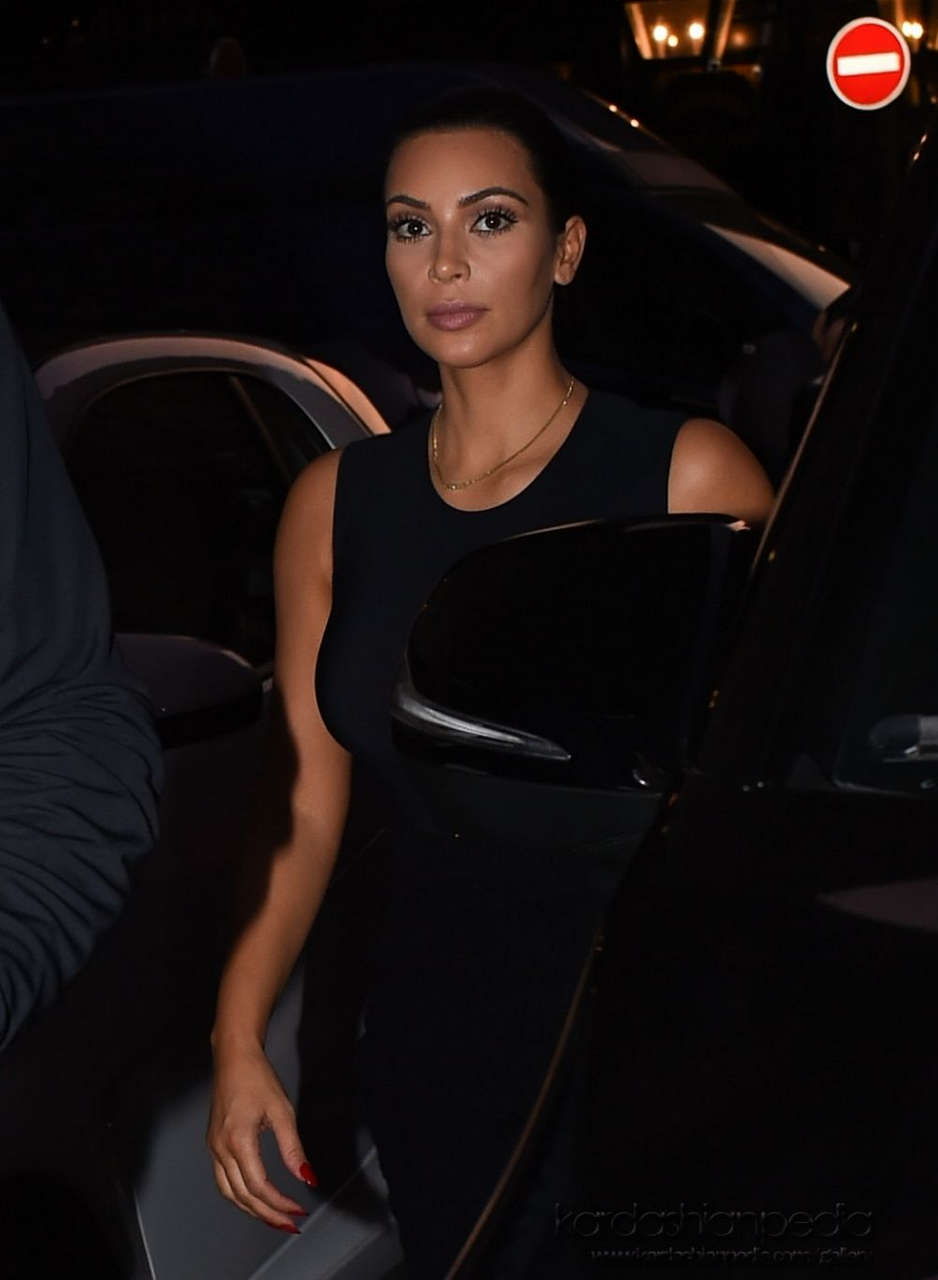 Kim Kardashian Arrivies Ferdi Restaurant Paris