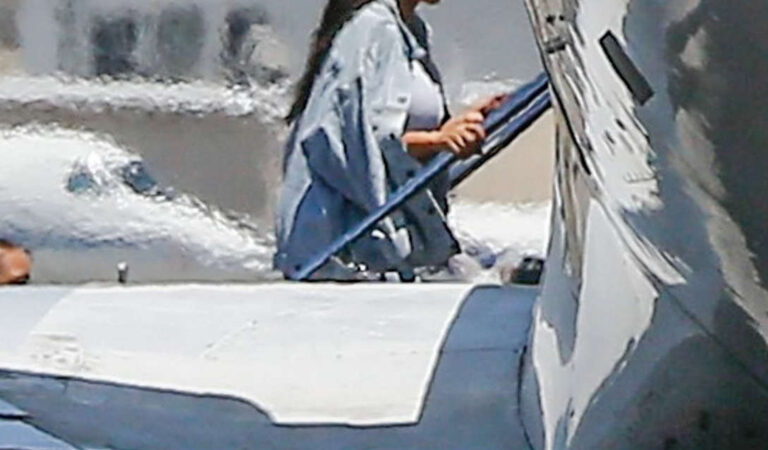 Kim Kardashian Boarding Private Plane Airport Van Nuys (4 photos)