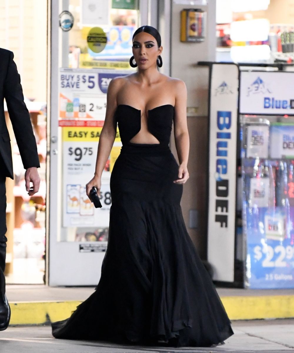 Kim Kardashian Convenience Store After Paris Hilton S Wedding