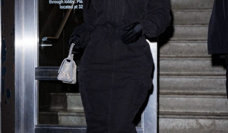 Kim Kardashian Leaves Her Hotel New York (10 photos)