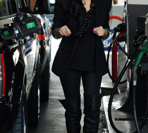 Kim Kardashian Oh You Know Just Pumpin Gas (1 photo)