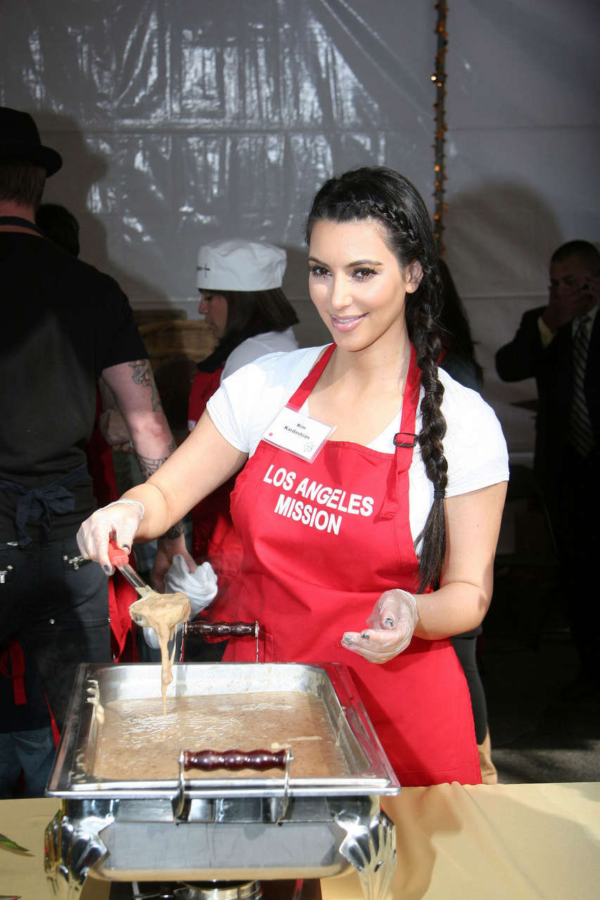 Kim Kardashian Serves Thanksgiving Dinner La Mission