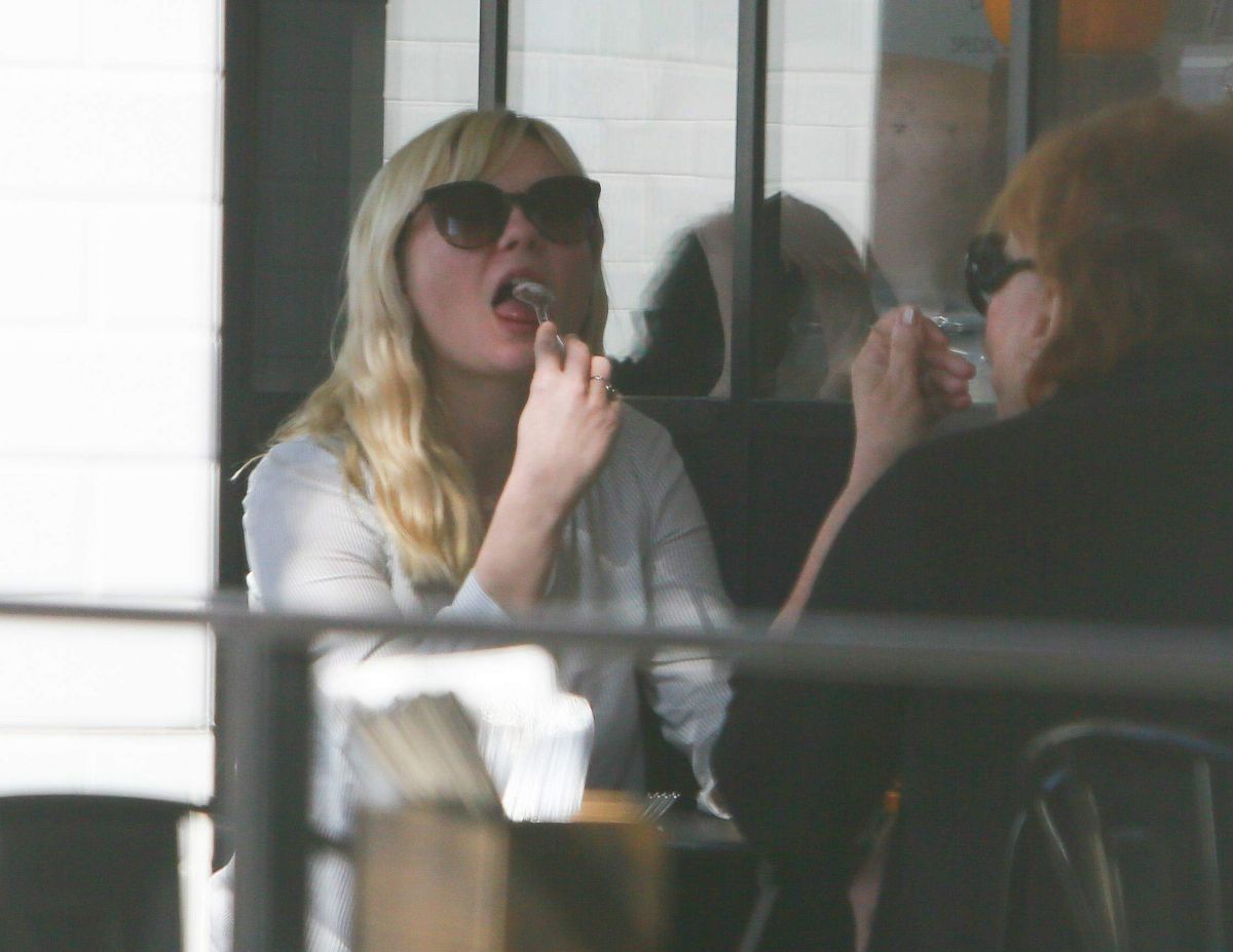 Kirsten Dunst Out For Lunch With Her Mother