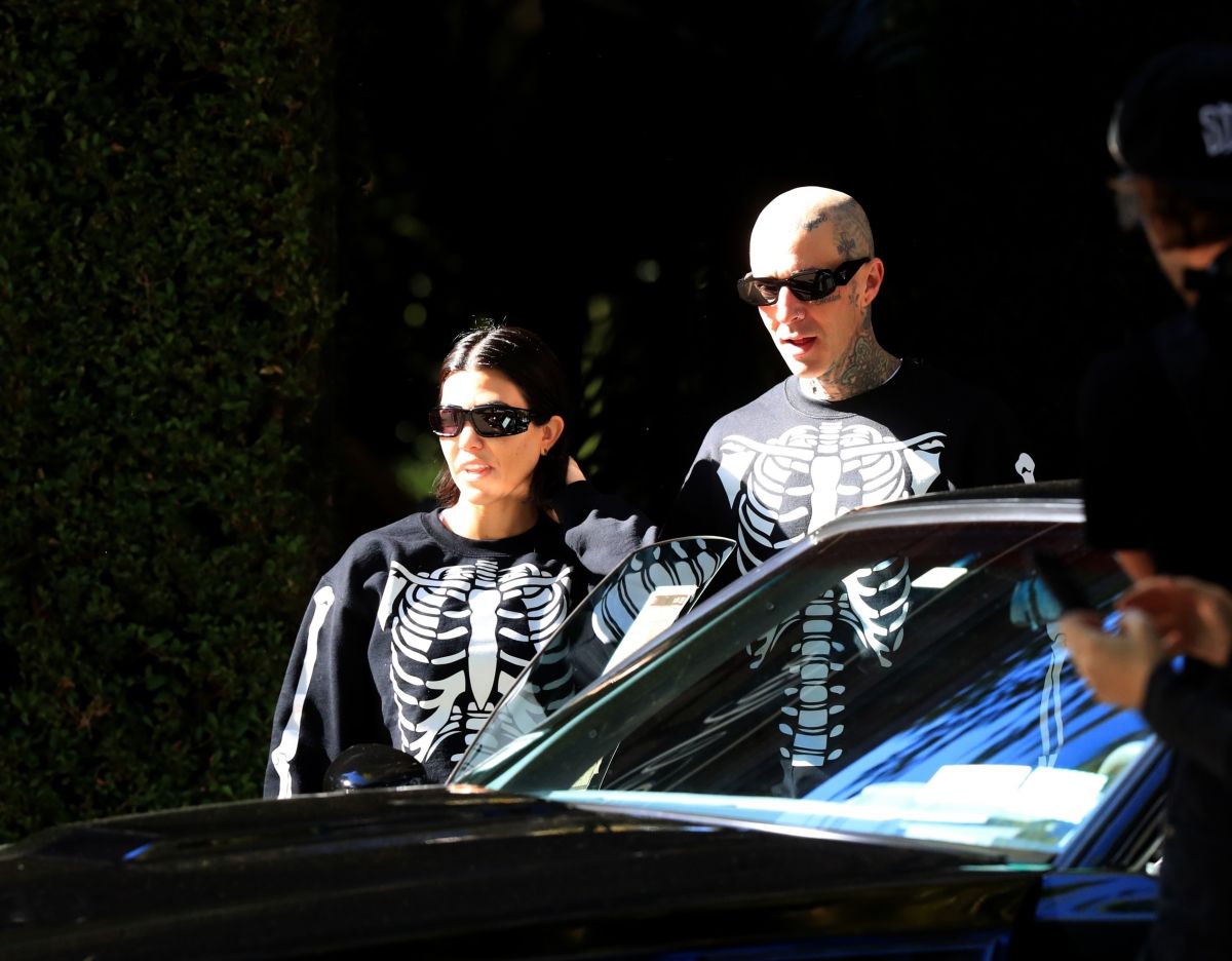 Kourtney Kardashian Travis Barker Waiting For Their Car Bel Air Hotel