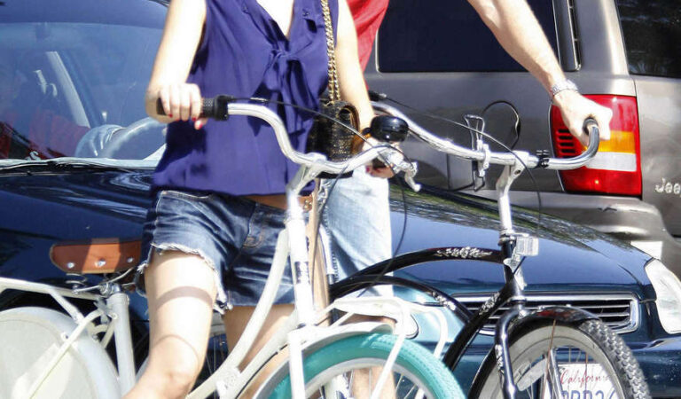 Kristen Bell On Bike Ride (12 photos)