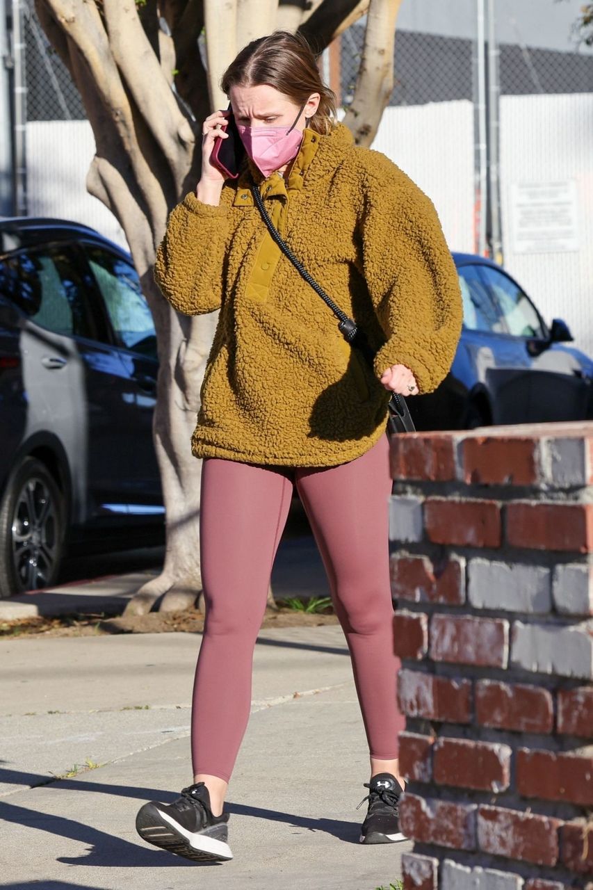 Kristen Bell Out For Her Daily Morning Walk Los Feliz