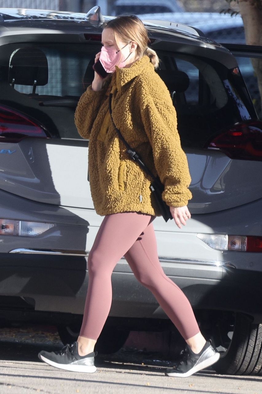 Kristen Bell Out For Her Daily Morning Walk Los Feliz