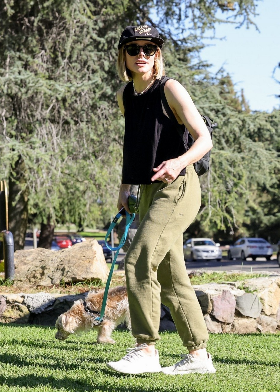 Kristen Bell Out With Her Dog Griffith Park Los Feliz