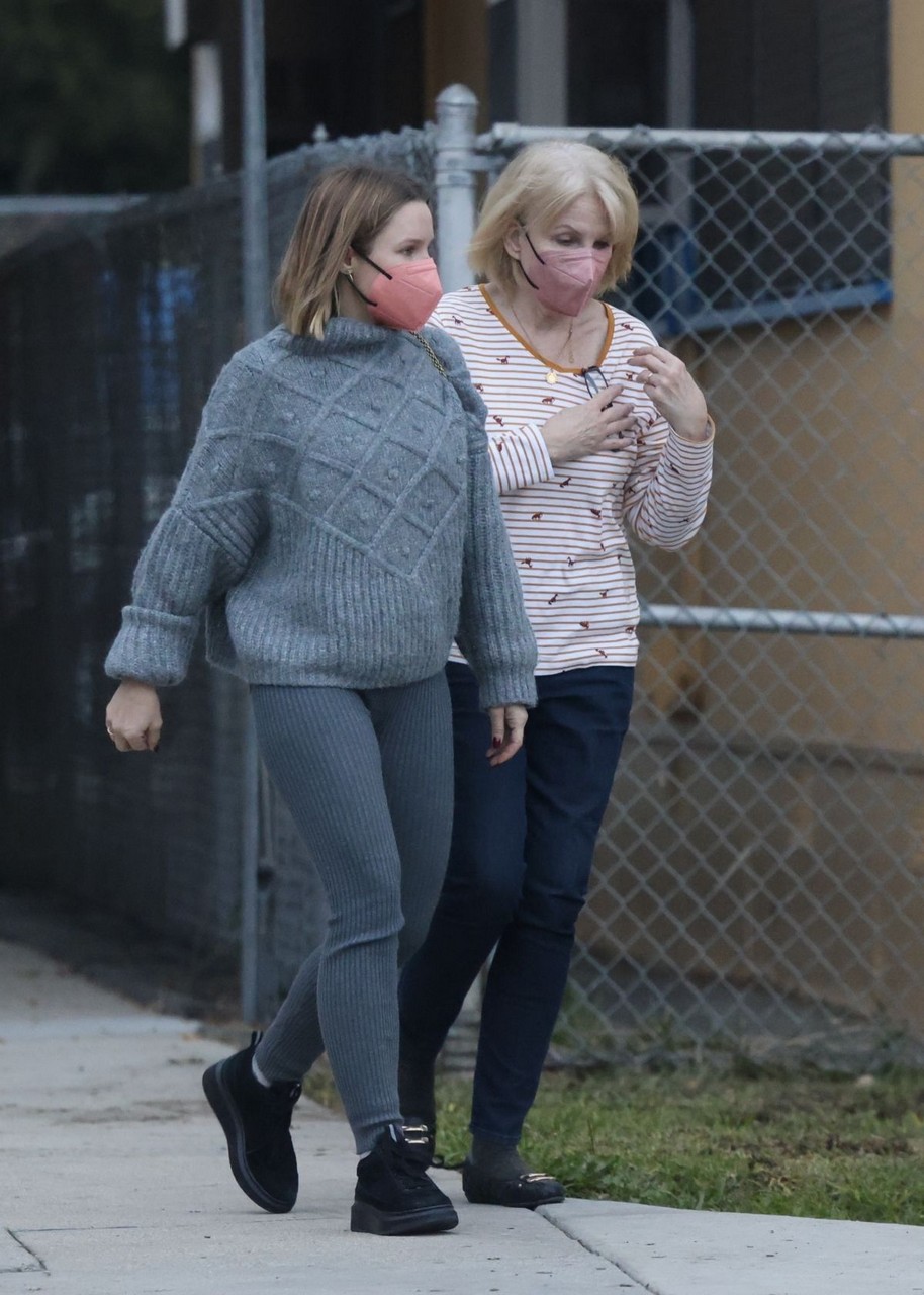 Kristen Bell Out With Her Mother Los Angeles