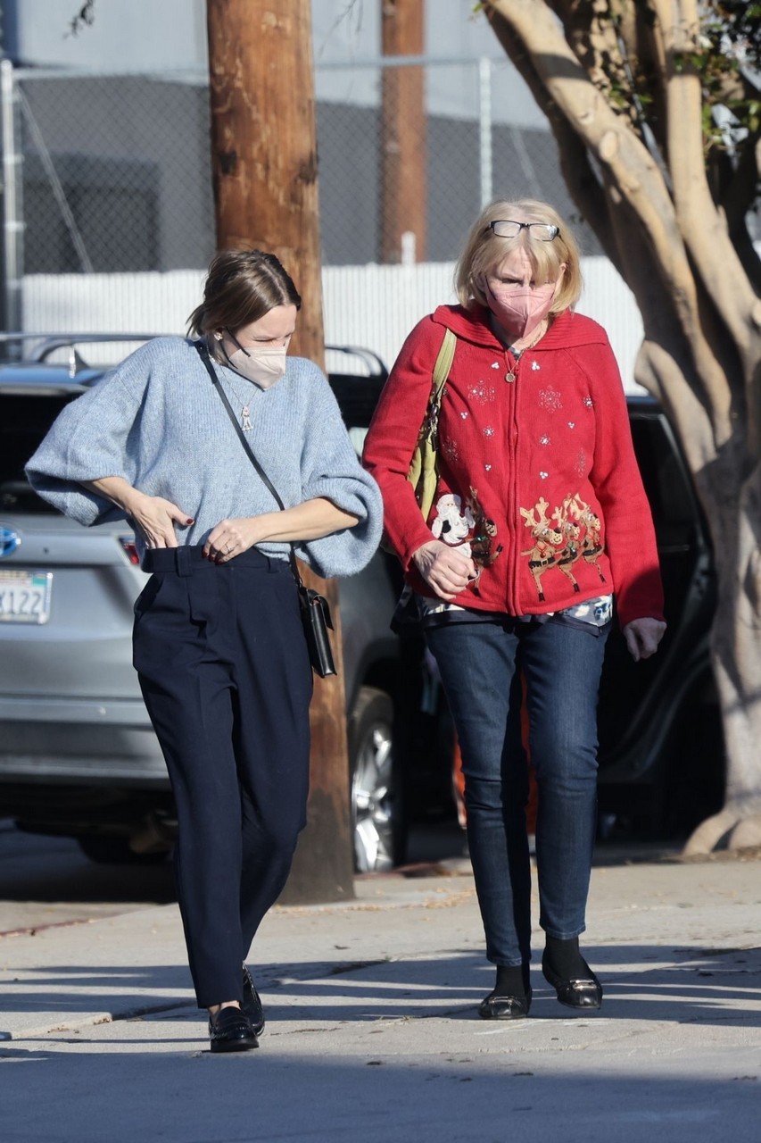 Kristen Bell Out With Her Mother Los Feliz