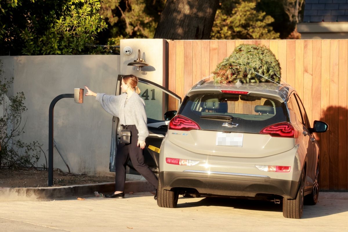 Kristen Bell Out With Her Mother Los Feliz
