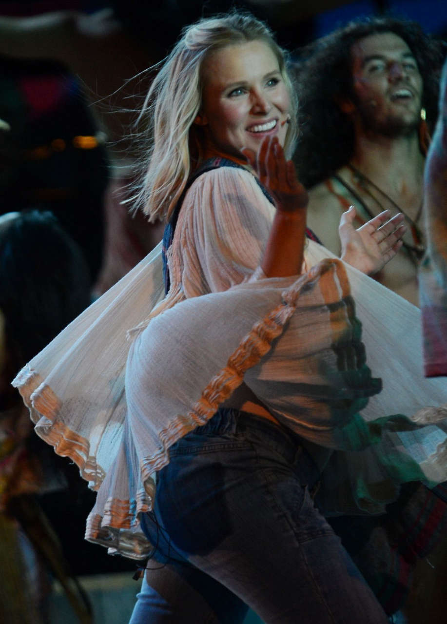 Kristen Bell Performs Hair Song Hollywood Bowl
