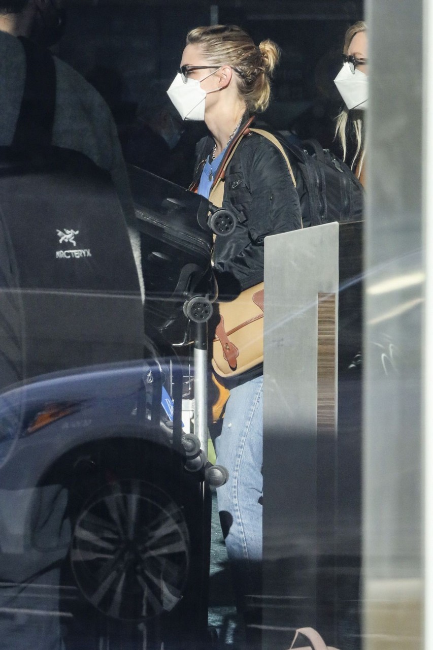 Kristen Stewart Dylan Meyer Arrives Airport Vancouver