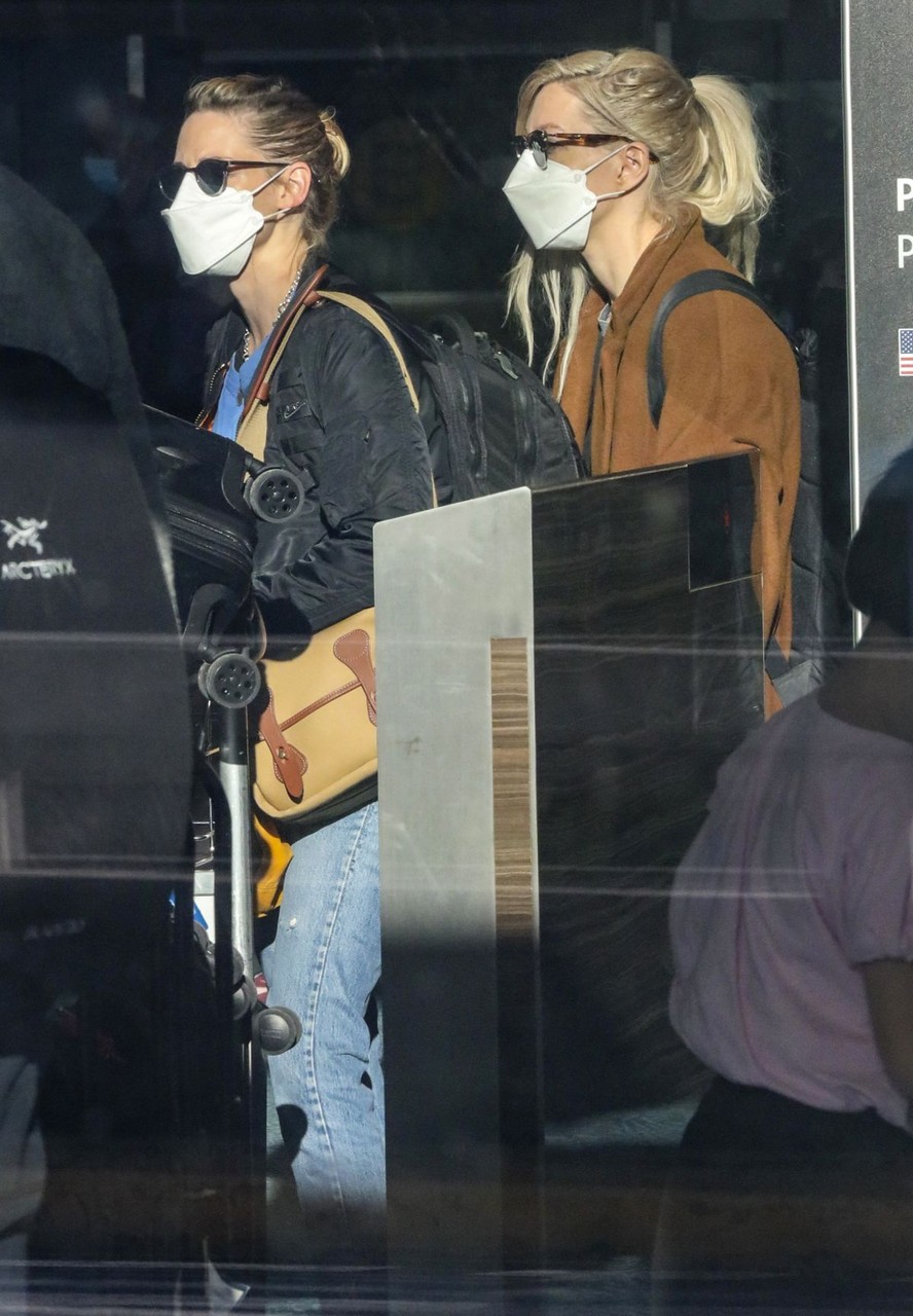 Kristen Stewart Dylan Meyer Arrives Airport Vancouver