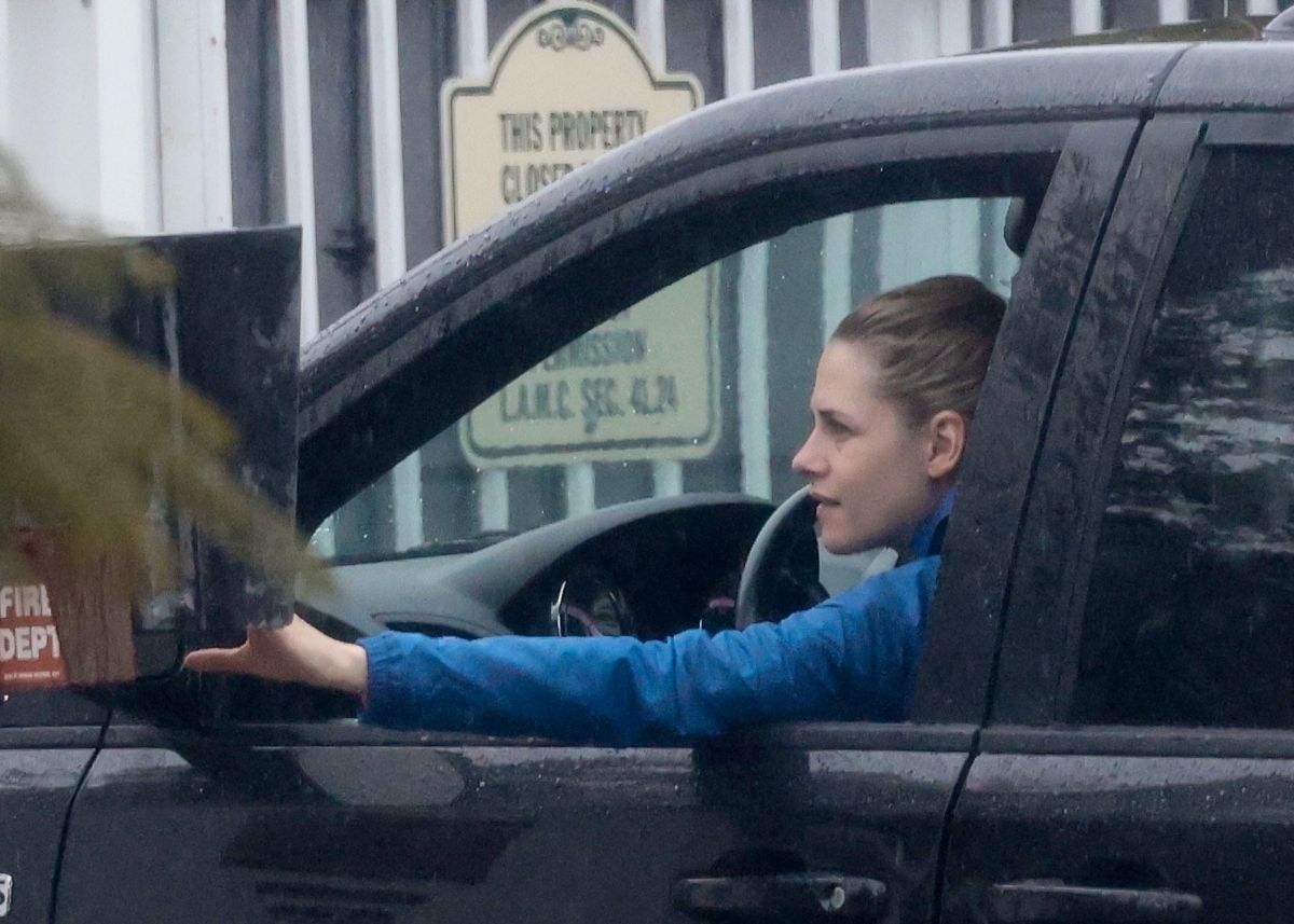 Kristen Stewart Out For Drive Los Angeles