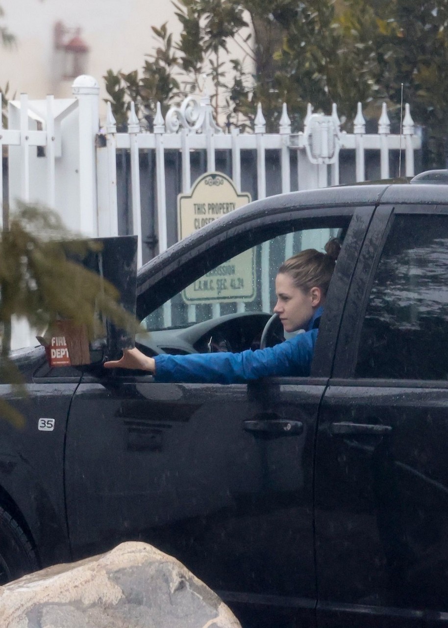 Kristen Stewart Out For Drive Los Angeles