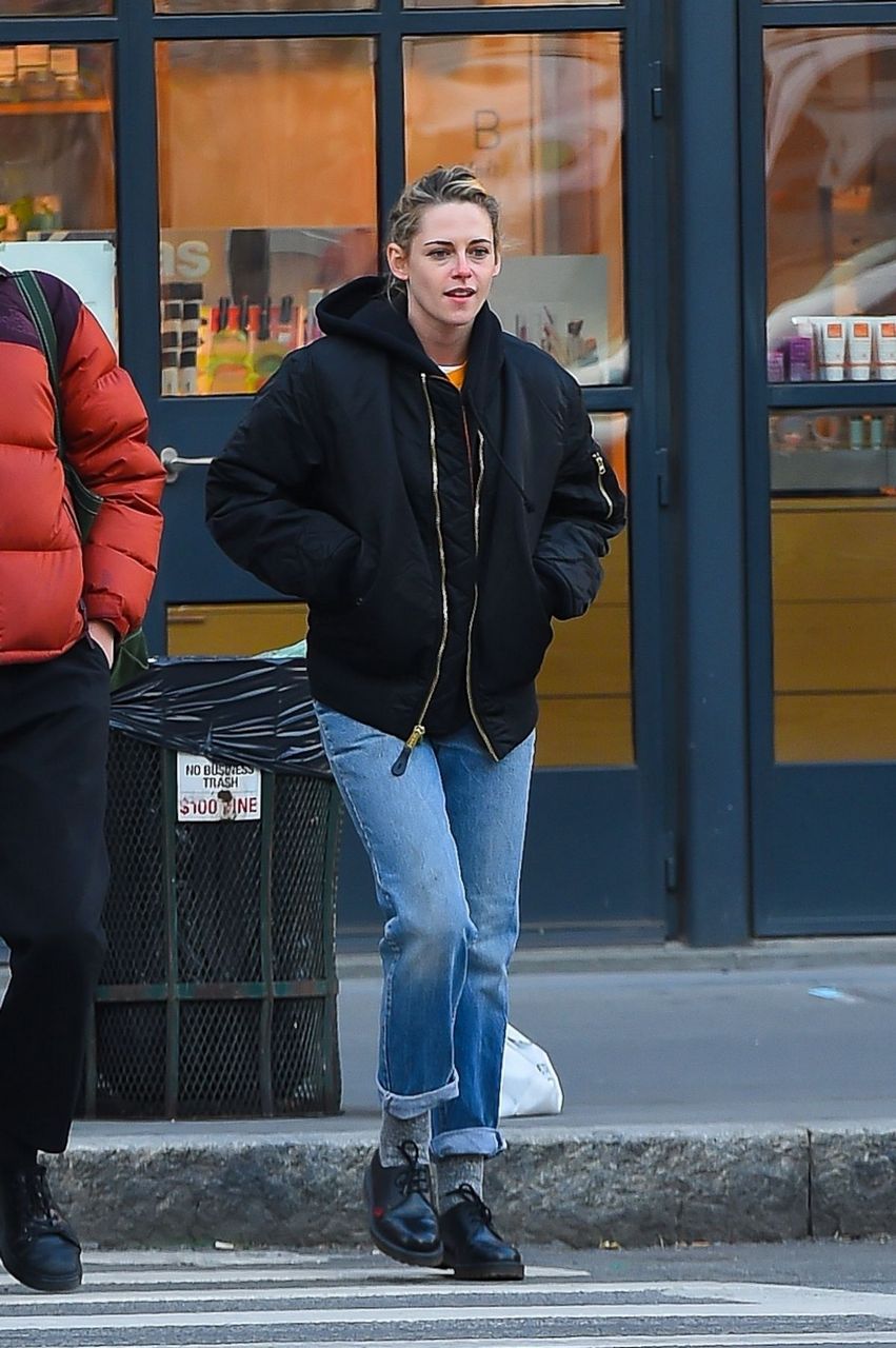 Kristen Stewart Out With Friends New York