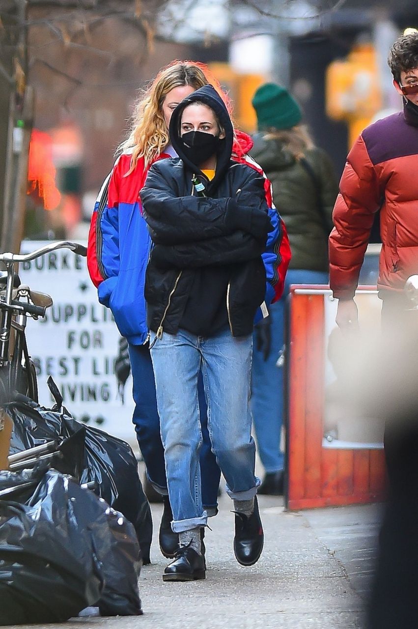 Kristen Stewart Out With Friends New York