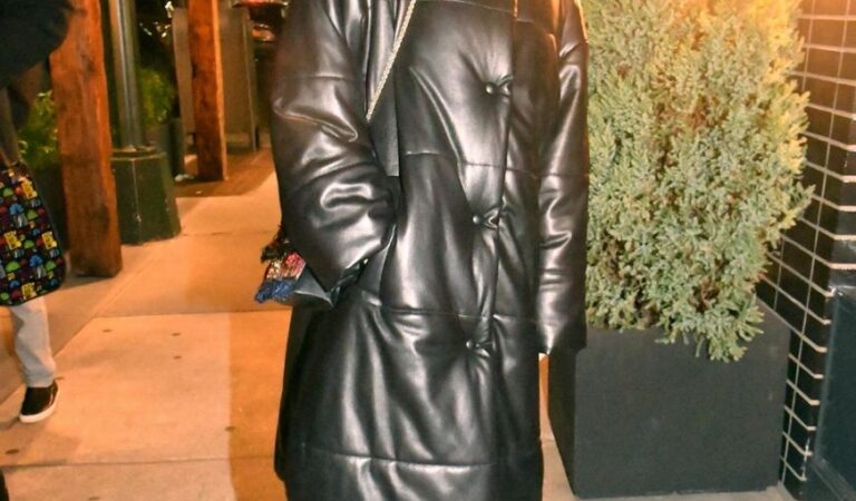 Kristen Wiig Night Out New York (2 photos)