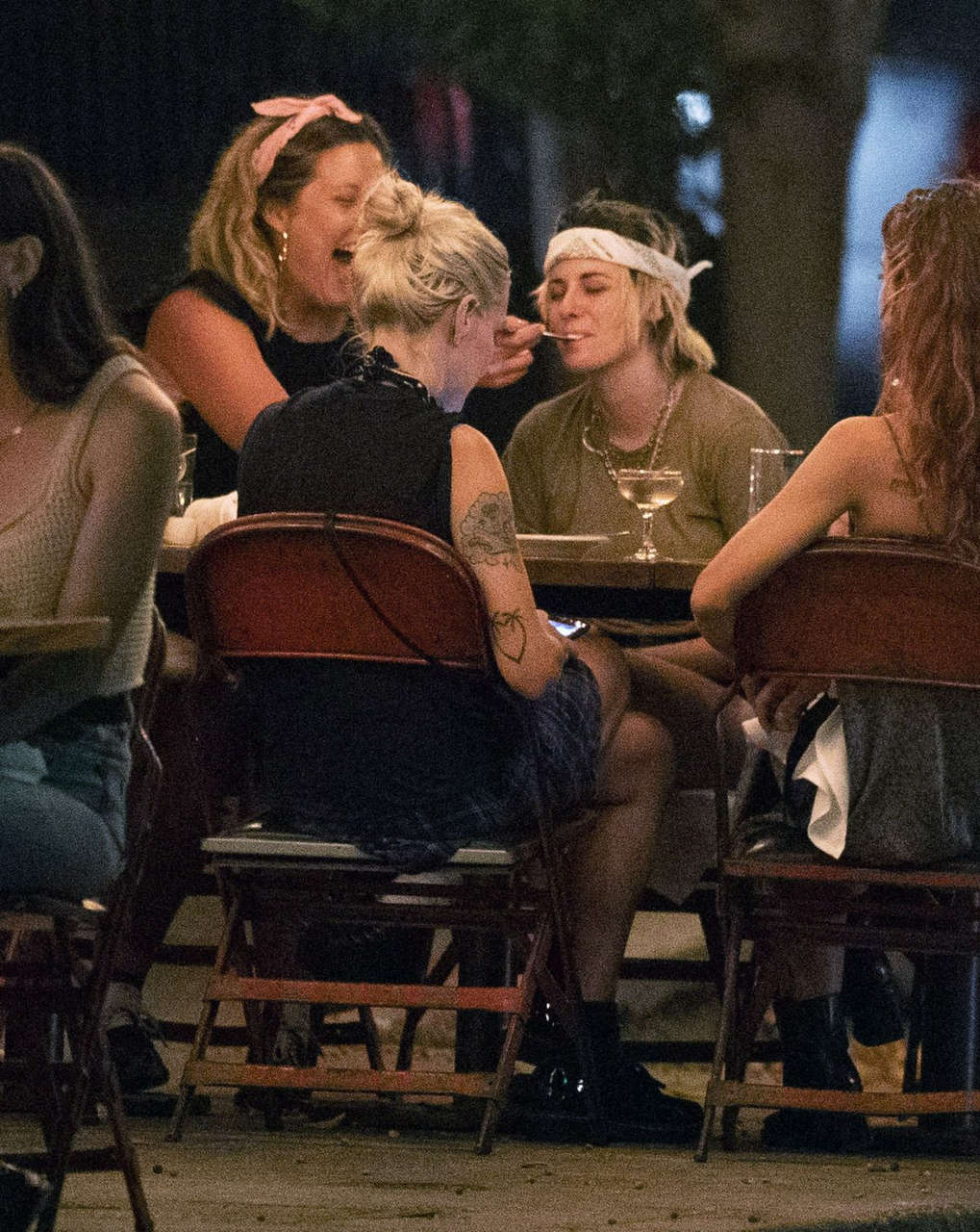 Krsiten Stewart Out For Dinner With Friends Los Angeles
