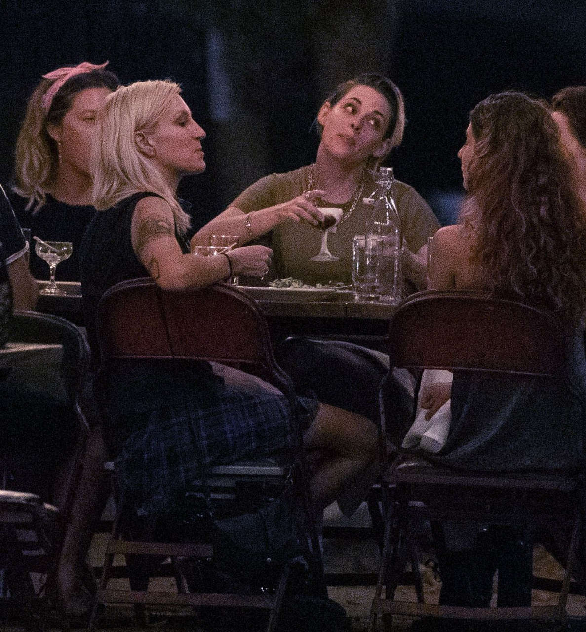 Krsiten Stewart Out For Dinner With Friends Los Angeles