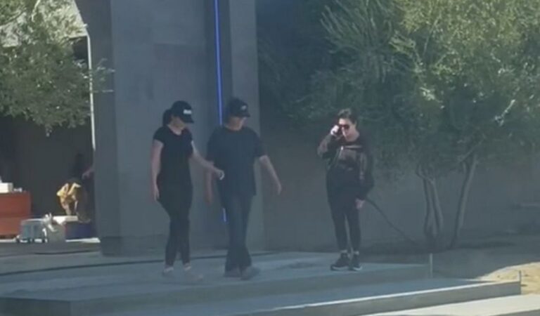 Kylie And Kriss Jenner Out Los Angeles (4 photos)