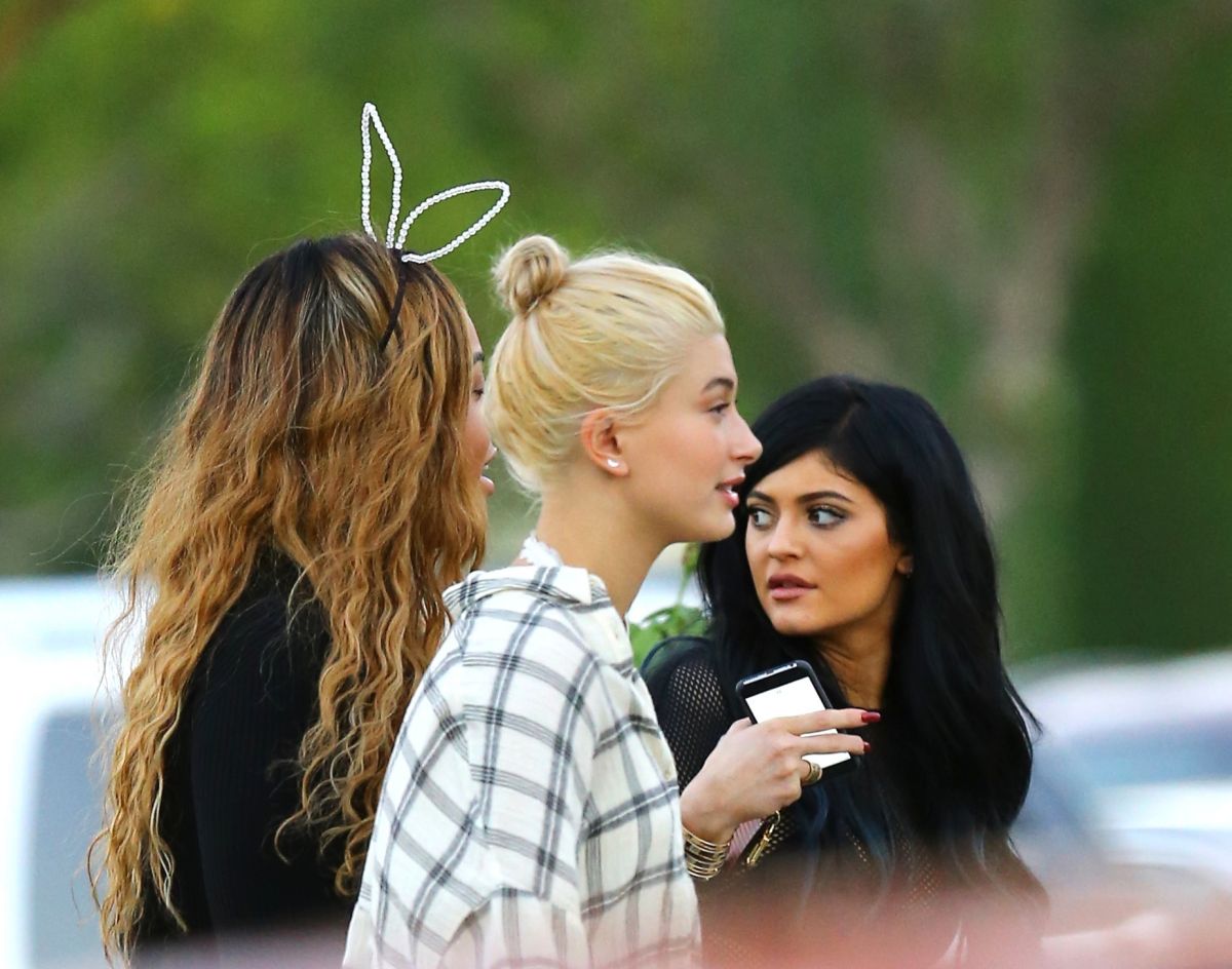 Kylie Jenner Friends Leaves Sugarfish Sushi Calabasas