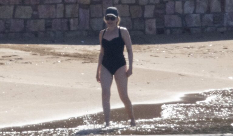 Kylie Minogue Swimsuit Beach Athens (7 photos)