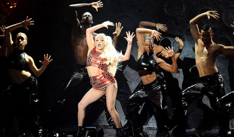 Lady Gaga Perorfms Mtv Ema Belfast (12 photos)