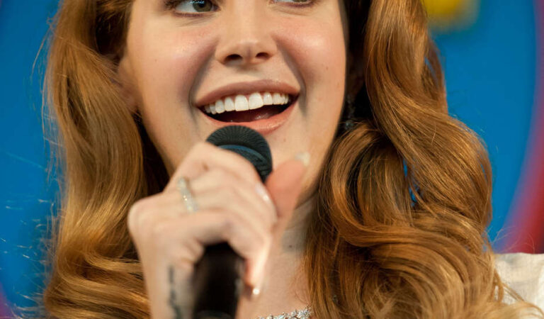 Lana Del Rey Performs Amoeba Music Store San Francisco (12 photos)